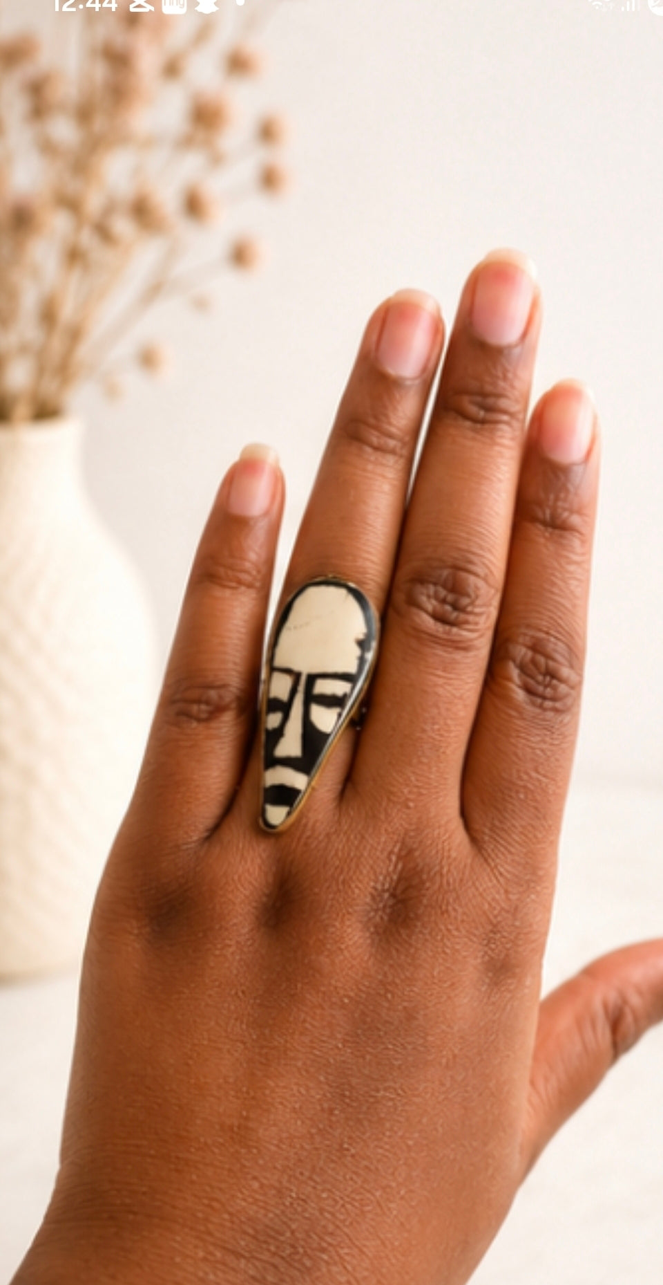 Bague ethnique masque africain conçue en bronze plaqué or noir et blanc