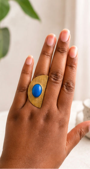 Bague conçue en bronze plaqué or perle bleue