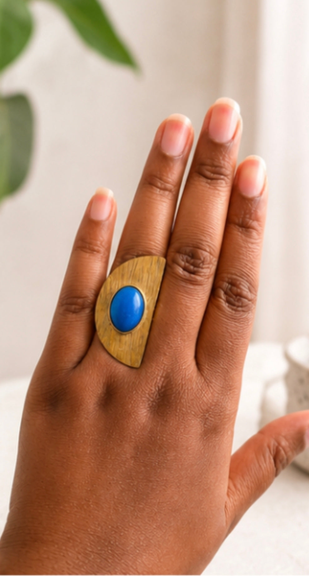 Bague conçue en bronze plaqué or perle bleue