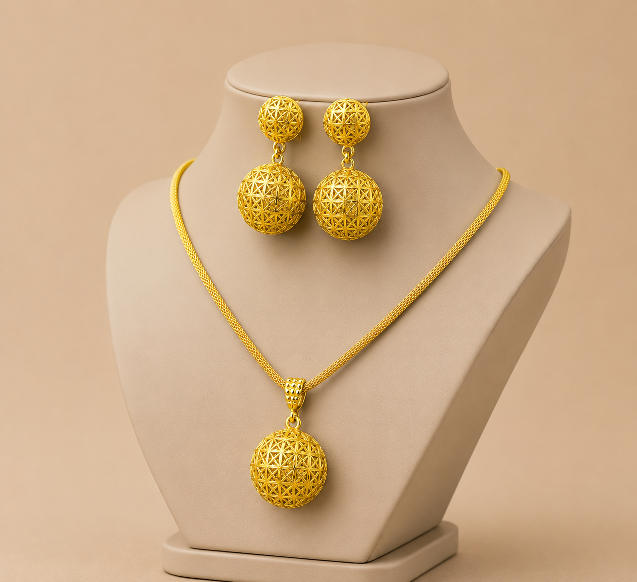 Parure en plaqué or composée d'un collier avec pendentif et de boucles d'oreilles assorties, au design raffiné et élégant pour femme.