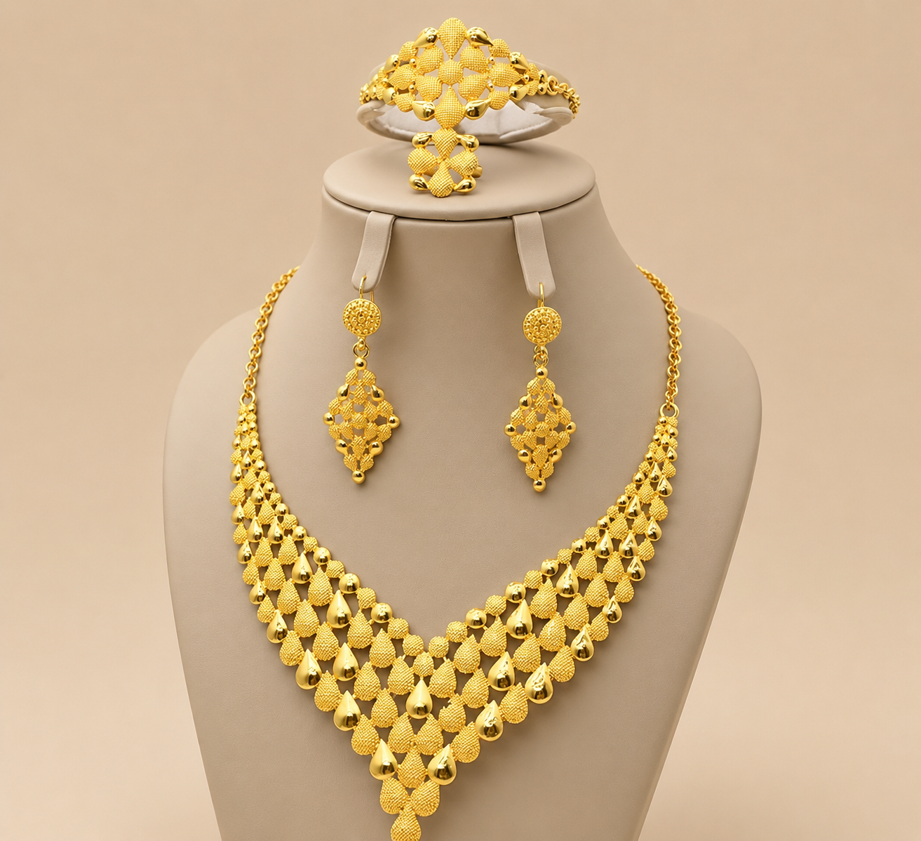 Parure en plaqué or composée d'un collier avec pendentif et de boucles d'oreilles assorties, au design raffiné et élégant pour femme.