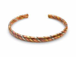 Bracelet ethnique ajustable en cuivre aux finitions torsadées tricolores, élégant, artisanal et idéal pour un style africain raffiné.