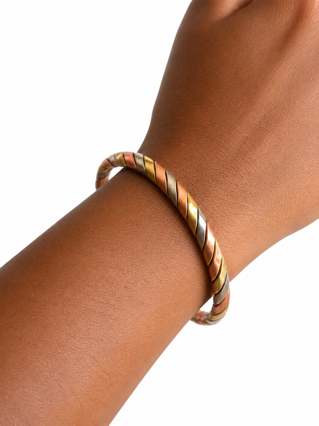 Bracelet ethnique ajustable en cuivre aux finitions torsadées tricolores, élégant, artisanal et idéal pour un style africain raffiné.